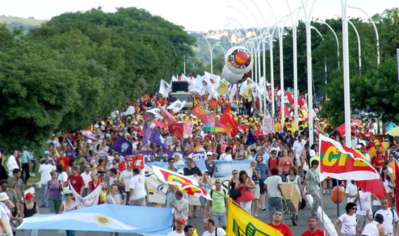Política, movimientos sociales y partidos políticos: de Porto Alegre a Montevideo