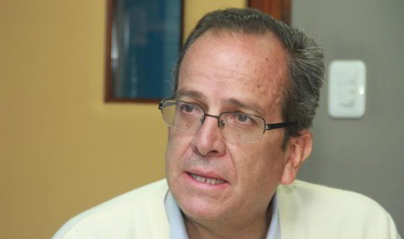 Alberto Acosta: Los gobiernos quedaron chicos ante el Vivir Bien Alberto Acosta: Los gobiernos quedaron chicos ante el Vivir Bien