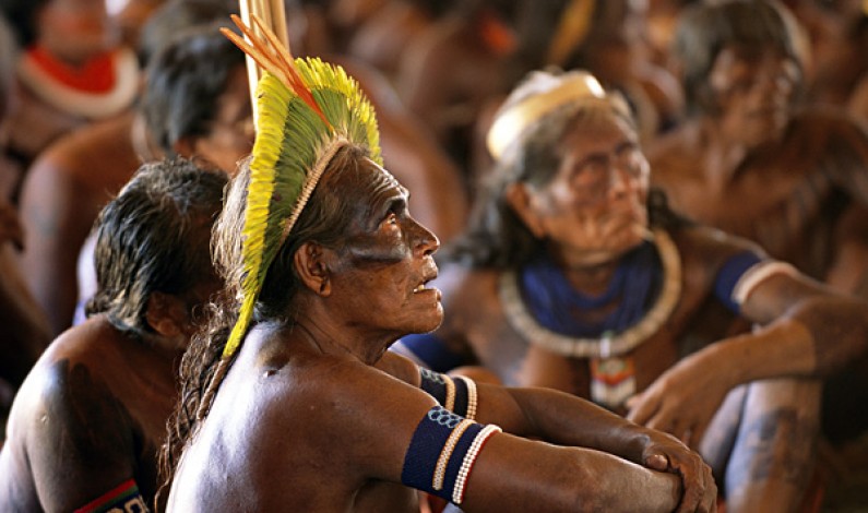 Extractivismos, derechos étnicos-territoriales y el marco constitucional en América Latina Extractivismos, derechos étnicos-territoriales y el marco constitucional en América Latina
