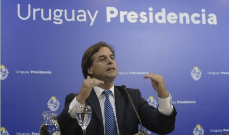 Cree en mi, que te vacunaré: la politica pandémica en Uruguay Cree en mi, que te vacunaré: la politica pandémica en Uruguay
